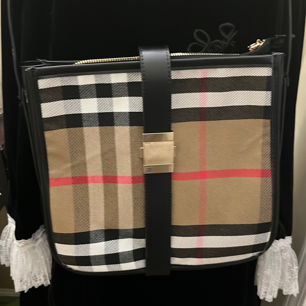 Purse never worn NOT BURBERRY but give look